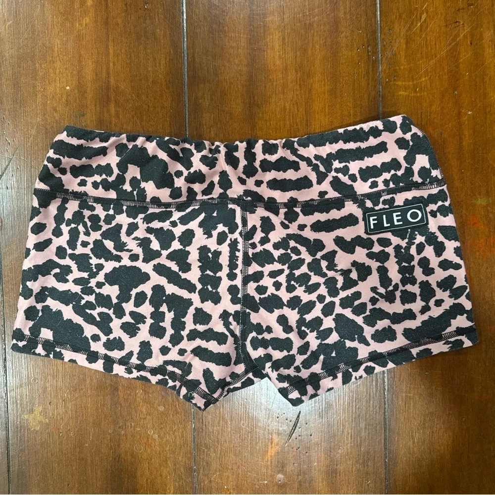 FLEO Women’s Workout Shorts Pink Black Leopard Print Athletic Gym CrossFit 2.5in - Picture 2 of 4